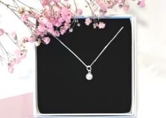 Ainutlaatuinen - hopeinen helmiriipus 42 cm ketju