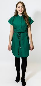 Diakoniatyöntekijän paitamekko pantakauluksella - Ateljé Solemnis