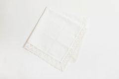 Kastepöydän liina pitsillä - Ateljé Solemnis