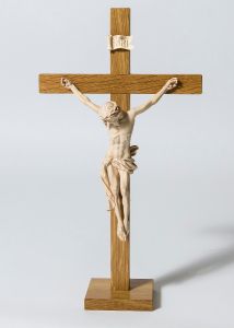 Pöytäkrusifiksi 30 cm tammea puisella corpuksella 