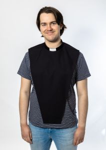 Papin virkapaidan edusta V-malli musta - Ateljé Solemnis