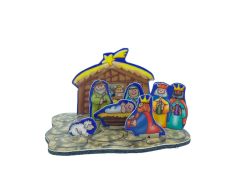 Pieni seimiryhmä seisovin hahmoin