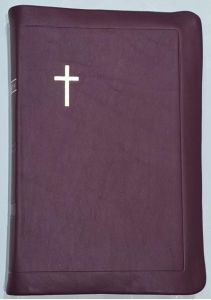 Nahkakantinen isotekstinen Raamattu viininpunainen/luumu, reunahakemisto, kultasyrjä
