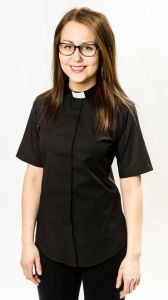 Reilun kaupan lyhythihainen papinpaita naiselle, sekoitekangasta