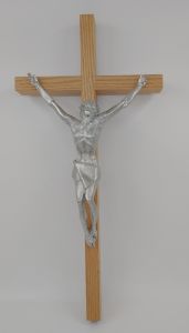 Seinäkrusifiksi mäntyä 53 cm