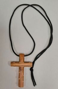 Oliivipuinen ristiriipus nystyröillä 7 cm CC02