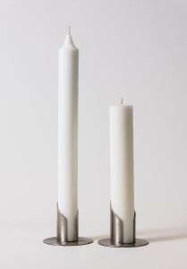 Kynttilänjalka setti - kaksi viistopäistä avonaista kynttilänjalkaa ja kaksi kynttilää 