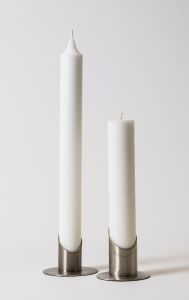 Kynttilänjalka setti - kaksi viistopäistä kynttilänjalkaa ja kaksi kynttilää